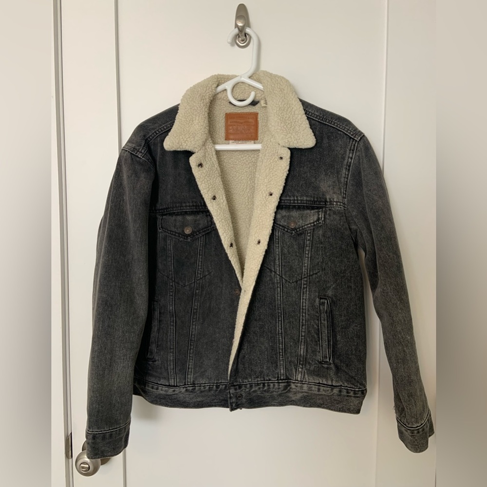 Levi’s black denim Sherpa jacket, size medium, like new